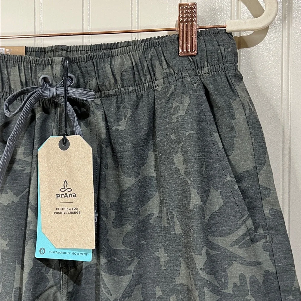 NWT prAna Men’s Size Small Green Gray Floral Camo Metric E-Waist 8